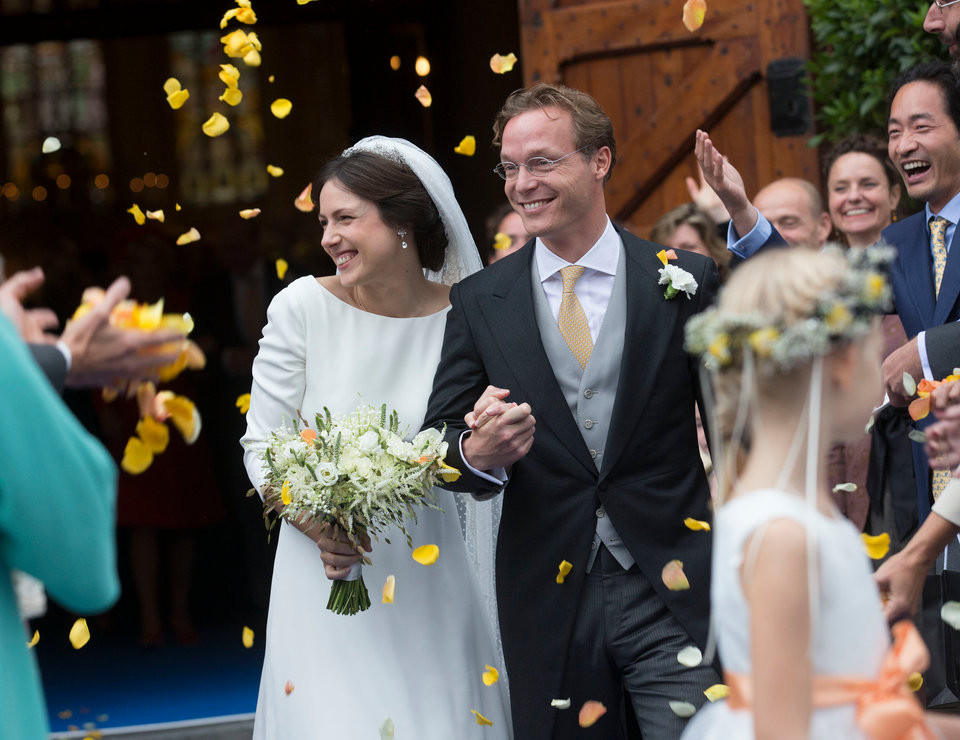 Hoàng tử Hà Lan Jaime de Bourbon Parme hạnh phúc nắm tay cô dâu Viktoria Cservenyak sau hôn lễ ở Apeldoorn ngày 5/10/2013.