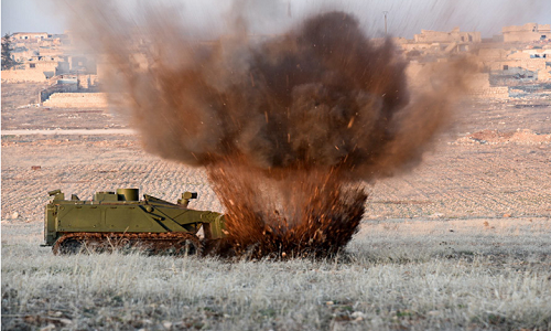 Uran-6 rà phá bom mìn ở Đông Aleppo, Syria. Ảnh: Sputnik.