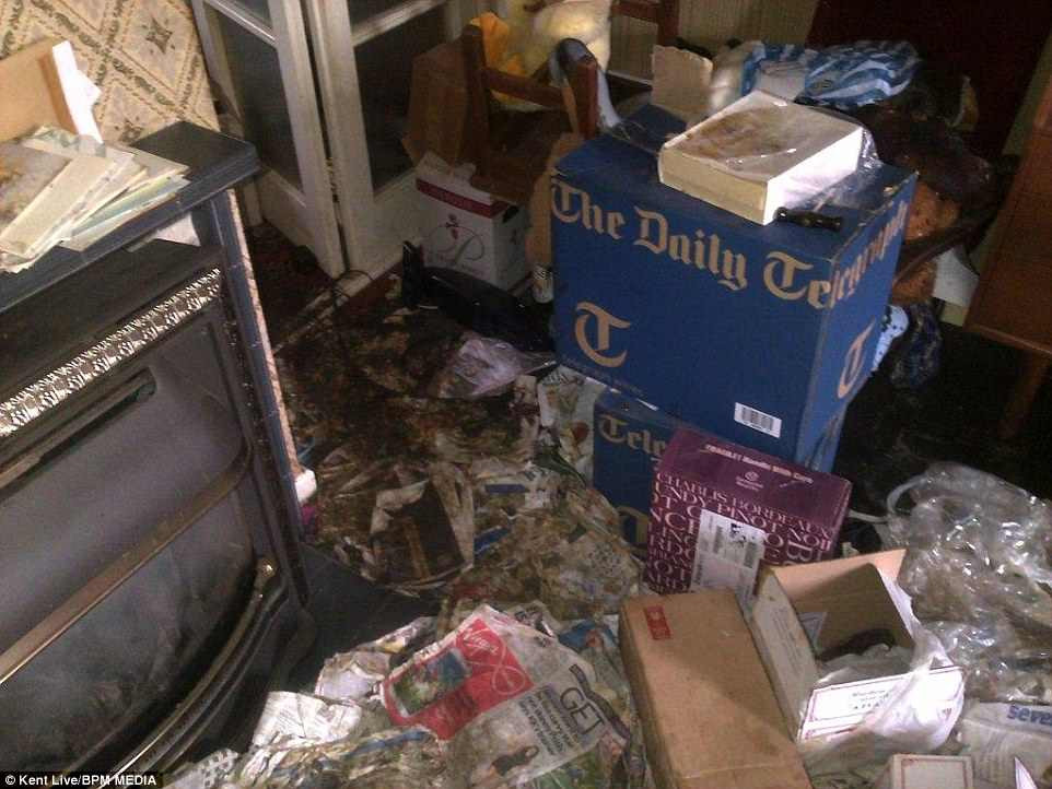 Không ít chủ nhân của những ngôi nhà như thế này đã tích chữ rác trong nhiều năm. Mensah cho biết, ông từng tìm thấy một tờ báo từ năm 1987 nằm trong đống rác.