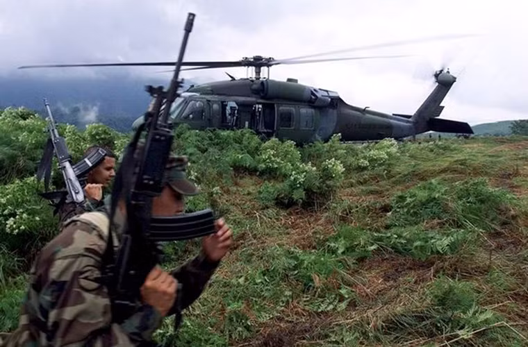 “Tôi biết rằng lực lượng phòng chống ma túy có thể xuất hiện bất cứ lúc nào, phá hủy những cơ sở sản xuất (cocaine) như thế này và bắt tôi đi tù. Tôi biết đây là hành vi phạm pháp và nhiều người đã chết vì nó”, một người "chế" ma túy địa phương nói.