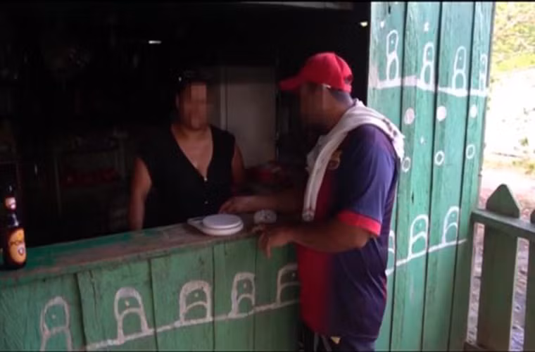 “Tiền bia hết 27 nghìn peso. Chú có thể trả tôi bằng 10,8 gram (cocaine)”, chủ cửa hàng trả lời.