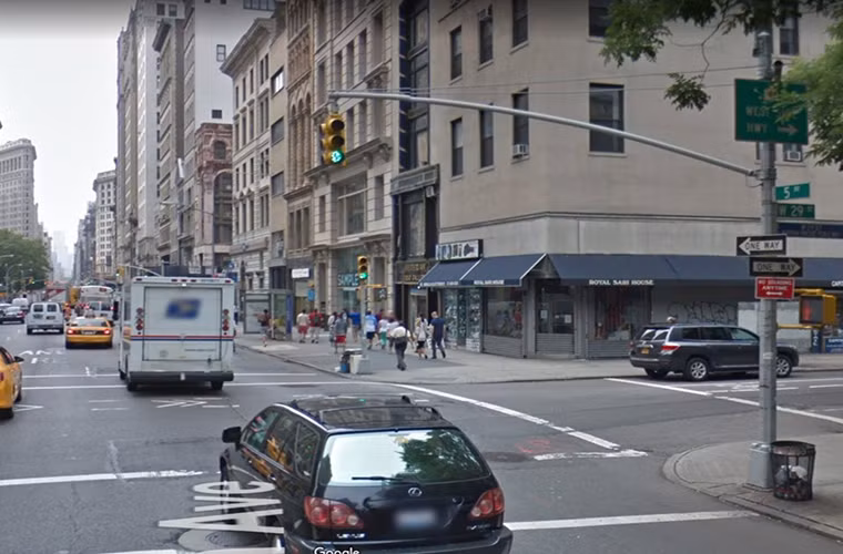 Ngày nay, nhiều tuyến phố New York đã được mở rộng cho xe cộ, người ta không còn thấy cảnh người đi bộ mặc com lê và đội mũ nữa.