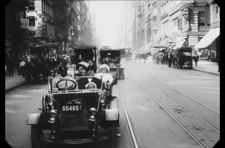 Năm 1911, taxi và xe ngựa cùng lưu thông trên đường phố New York.