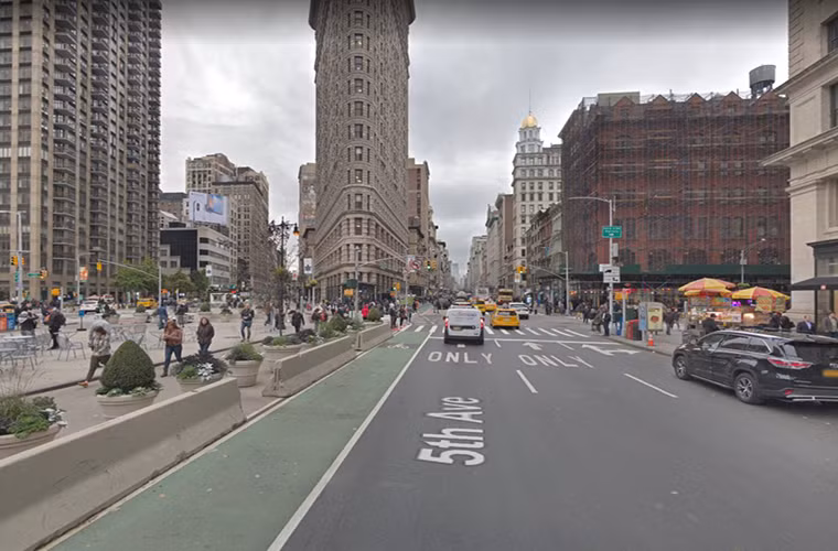 Ngày nay, Flatiron không nằm trong số 1.000 tòa nhà cao nhất ở thành phố New York. Tuy nhiên, diện mạo khác biệt của Flatiron khiến tòa nhà này trở thành một trong những địa điểm nổi tiếng được chụp ảnh nhiều nhất tại thành phố này.