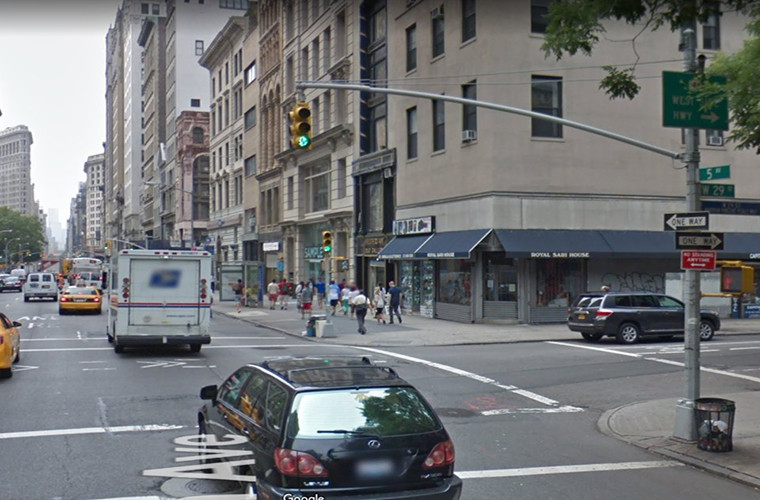 Ngày nay, nhiều tuyến phố New York đã được mở rộng cho xe cộ, người ta không còn thấy cảnh người đi bộ mặc com lê và đội mũ nữa.