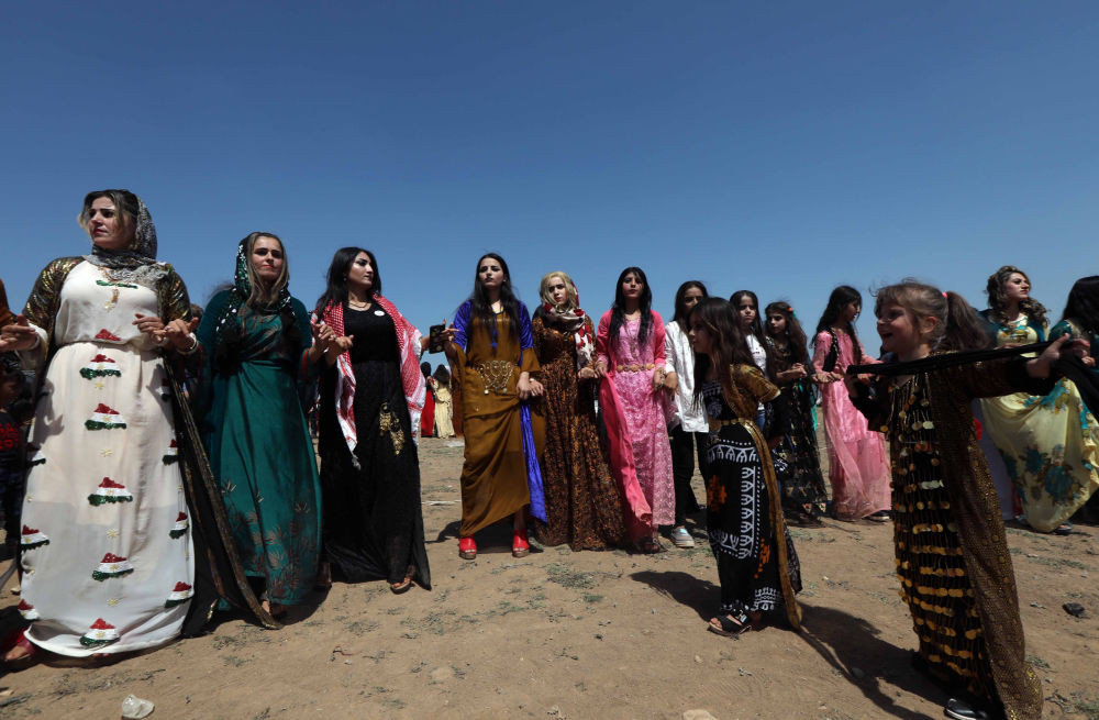 Những người phụ nữ và các bé gái nhảy múa trong lễ hội văn hóa diễn ra gần núi Maqlub.