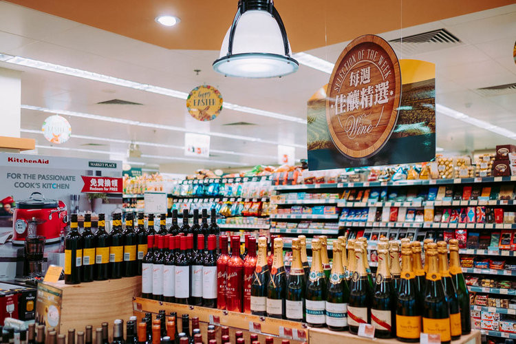 Trong khu phố này có cả các trung tâm thương mại, trường học và công viên cho người dân. Ảnh: Bên trong một siêu thị ở The Peak.