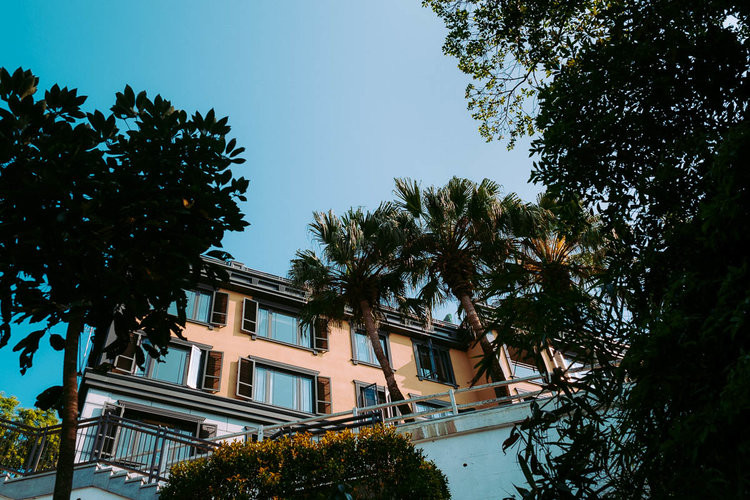 Khu phố này liên tục phá vỡ kỷ lục về bất động sản đắt đỏ nhất thế giới. Hồi năm 2015, có tin nói tỷ phú Trung Quốc Jack Ma, nhà sáng lập Alibaba, đã mua một biệt thự trị giá 191 triệu USD ở The Peak. Tuy nhiên, thông tin này chưa được xác nhận.