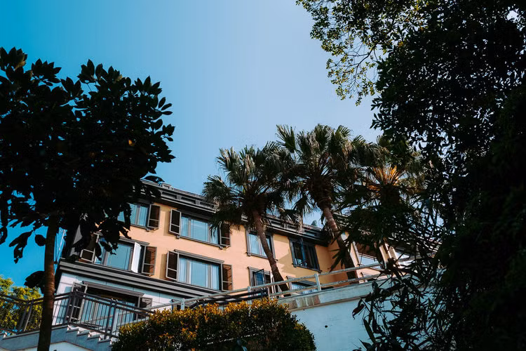 Khu phố này liên tục phá vỡ kỷ lục về bất động sản đắt đỏ nhất thế giới. Hồi năm 2015, có tin nói tỷ phú Trung Quốc Jack Ma, nhà sáng lập Alibaba, đã mua một biệt thự trị giá 191 triệu USD ở The Peak. Tuy nhiên, thông tin này chưa được xác nhận.