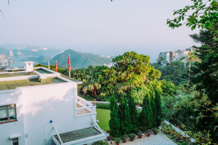 Một trong những tòa nhà lịch sử và nổi tiếng nhất ở The Peak thuộc sở hữu của một quan chức tòa án Hong Kong. Tòa nhà này được xây dựng từ năm 1893 có tên Clavadel.