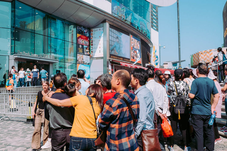 Hầu hết du khách tới đây đều sử dụng xe điện.