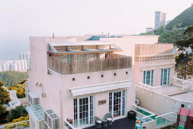 Trong khi đó, giá một ngôi nhà ở đây rơi vào khoảng 20 triệu USD. Tháng trước, một khách hàng giấu tên đã phá vỡ kỷ lục về bất động sát đắt nhất ở Châu Á khi bỏ ra 180 triệu USD để mua căn biệt thự rộng 856 m2.