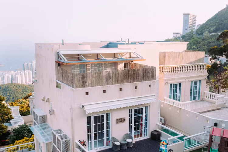 Trong khi đó, giá một ngôi nhà ở đây rơi vào khoảng 20 triệu USD. Tháng trước, một khách hàng giấu tên đã phá vỡ kỷ lục về bất động sát đắt nhất ở Châu Á khi bỏ ra 180 triệu USD để mua căn biệt thự rộng 856 m2.