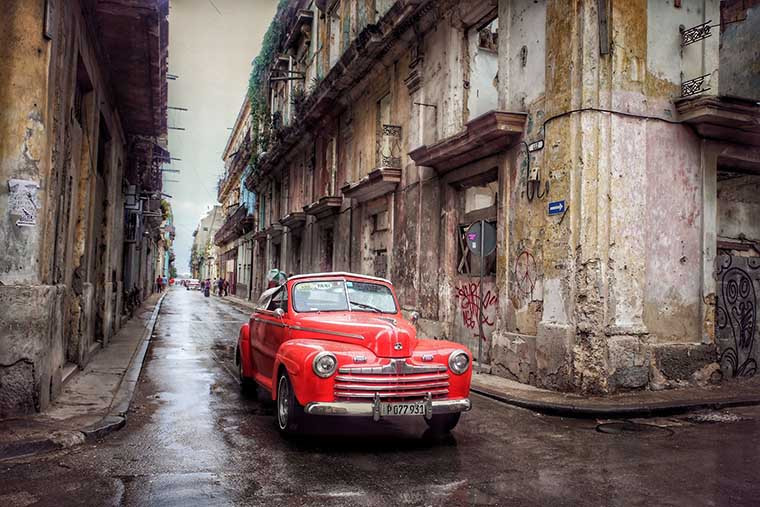 Đường phố La Habana có rất nhiều những chiếc xe hơi đầy màu sắc như thế này. Du khách có thể thuê để khám phá xung quanh thành phố.