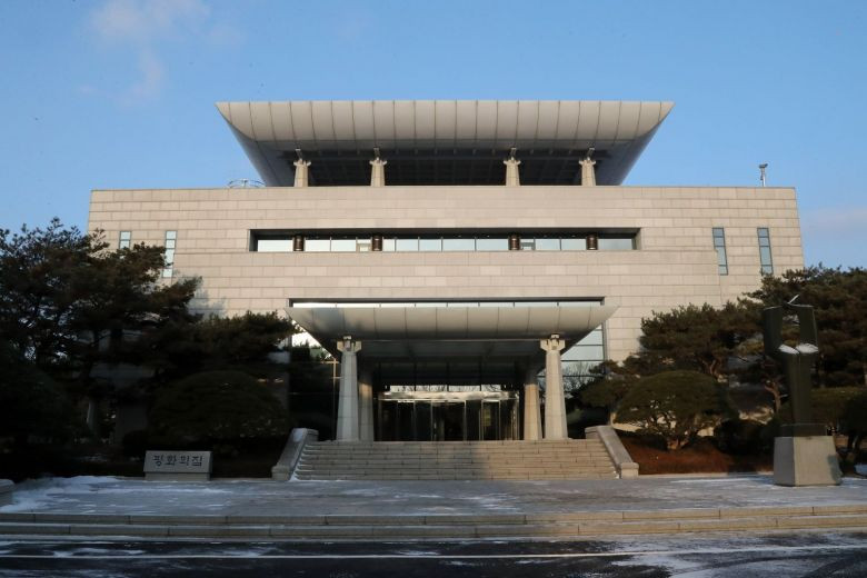 Nhà Hòa Bình do phía Hàn Quốc quản lý có 3 tầng, được xây dựng từ năm 1989, ở phía nam Khu vực An ninh chung (JSA) thuộc Khu phi quân sự liên Triều DMZ. Ảnh: EPA.