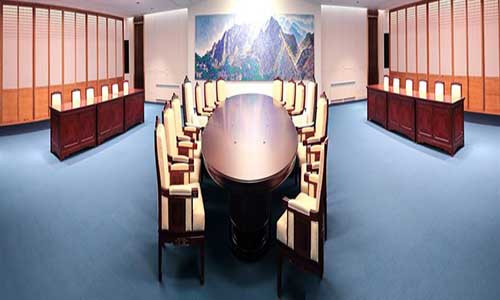 Chiếc bàn có hình bầu dục và chiều rộng ở phần trung tâm là 2.018 mm, đánh dấu năm diễn ra cuộc tọa đàm lịch sử liên Triều. Ảnh: Korea Times.