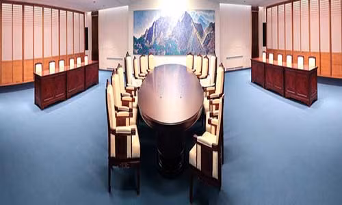 Chiếc bàn có hình bầu dục và chiều rộng ở phần trung tâm là 2.018 mm, đánh dấu năm diễn ra cuộc tọa đàm lịch sử liên Triều. Ảnh: Korea Times.