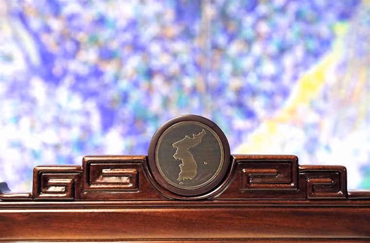 Ngoài ra, hình bán đảo Triều Tiên được khắc trên ghế ngồi của hai nhà lãnh đạo Hàn-Triều. Ảnh: Korea Times.