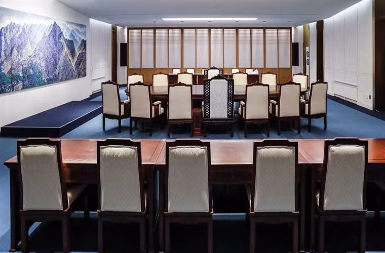 Được biết, Hàn Quốc cho tu sửa lại Nhà Hòa Bình trong thời gian gần đây để chuẩn bị cho sự kiện quan trọng này. Trong đó, phía Hàn Quốc đã đặt bộ bàn ghế mới ở trung tâm phòng họp. Toàn bộ bàn, ghế ngồi được làm bằng gỗ cây óc chó. Ảnh: Korea Times.