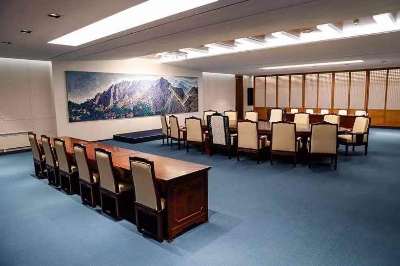 Phòng họp này có sàn nhà màu xanh với ý nghĩa tôn trọng hòa bình. Ảnh: Straitstimes.