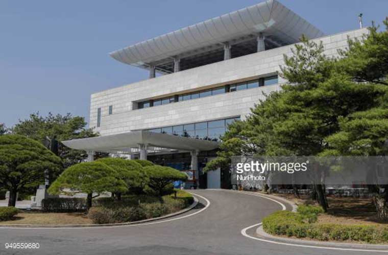 Theo Korea Times, phòng họp trên tầng hai của Nhà Hòa Bình ở làng Bàn Môn Điếm là nơi sẽ diễn ra cuộc gặp thượng đỉnh liên Triều giữa Tổng thống Hàn Quốc Moon Jae-in và nhà lãnh đạo Triều Tiên Kim Jong-un vào sáng ngày 27/4. Ảnh: Getty.