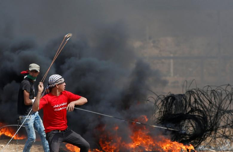 Lực lượng an ninh Israel đã sử dụng hơi cay để trấn áp đám đông người biểu tình Palestine dọc biên giới Dải Gaza. Trong khi đó, những người biểu tình ném đá về phía binh sĩ Israel.