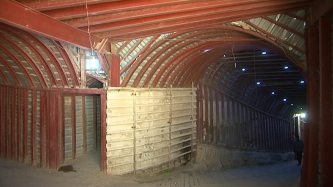 Ngoài ra, lực lượng chính phủ Syria cũng phát hiện hệ thống đường hầm quy mô từng được phiến quân Jaysh al-Islam sử dụng ở thị trấn Douma, Đông Ghouta. Mạng lưới đường hầm này nằm sâu dưới lòng đất 15 mét, có đèn điện và bãi đỗ xe,... Ảnh: AMN.