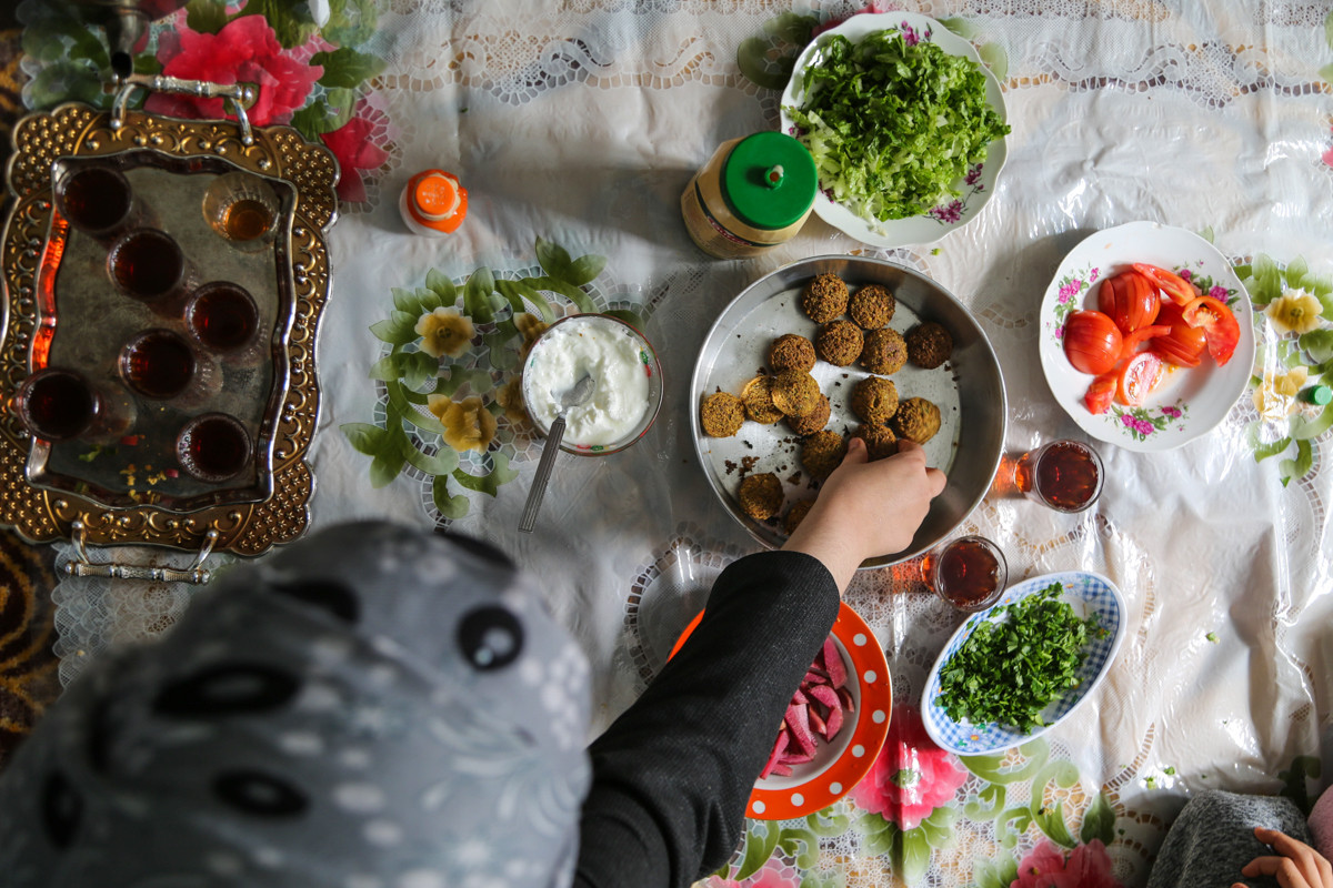 Bữa ăn trưa đơn giản của gia đình Tabarak ăn trong khu trại tị nạn ở Jordan.