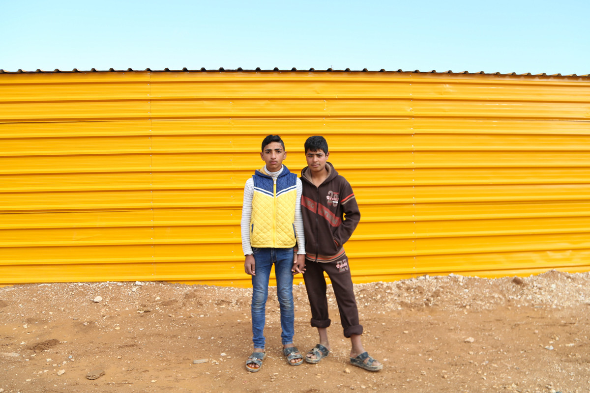 Một thế hệ người Syria đang lớn lên trong khu trại tị nạn này. Theo Al Jazeera, khoảng 57% dân số trong trại Zaatari ở độ tuổi dưới 24 và gần 20% dưới 5 tuổi.