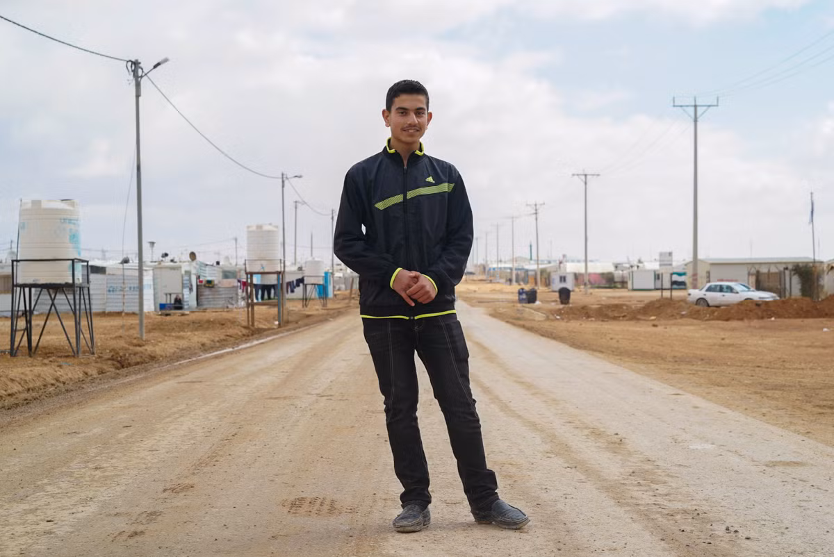 Yosef, 16 tuổi, rất yêu bóng đá và có ước mơ trở thành một phóng viên thể thao.