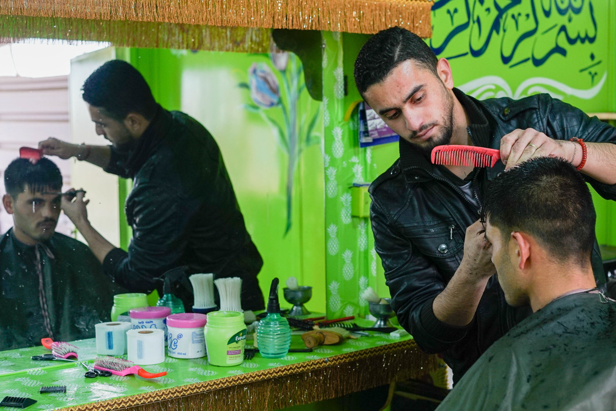 Ali đang làm việc tại tiệm cắt tóc. Anh hy vọng một ngày nào đó có thể trở về Syria và đoàn tụ với gia đình.
