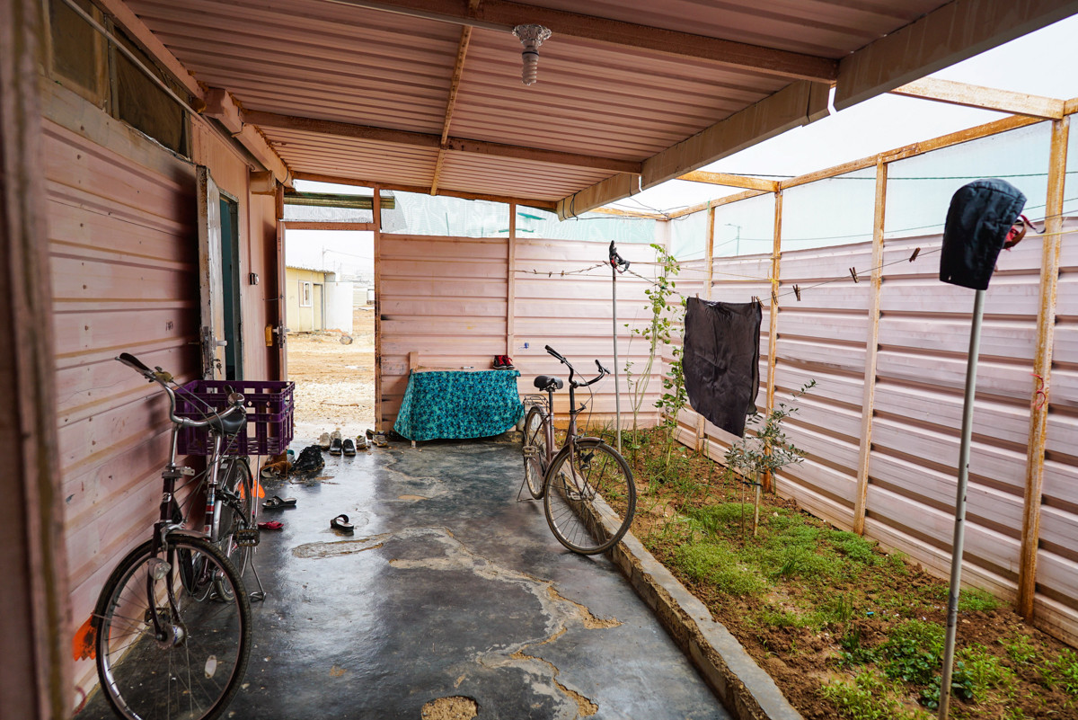 Đây là ngôi nhà của Mohammed. Được biết, nhiều ngôi nhà trong khu trại Zaatari hiện nay có vườn và không gian bên ngoài nhà.