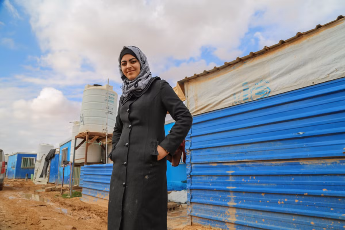 Tabarak, 16 tuổi, đến trại Zaatari cách đây gần 5 năm. “Lúc mới đầu, chúng tôi không quen với cuộc sống ở đây. Nhưng hiện tại, chúng tôi đã thích nghi với nó”, Tabarak chia sẻ.