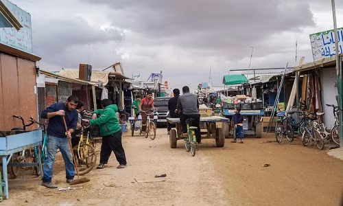 Dọc con đường trong khu chợ chính của trại tị nạn Zaatari có rất nhiều cửa tiệm và nhà hàng nhỏ.