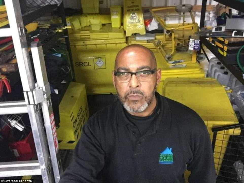 Theo Daily Mail, George Mensah, chủ của Công ty dọn nhà Merseyside, đã chia sẻ về cảnh tượng kinh hãi mà ông từng chứng kiến trong những ngôi nhà bẩn nhất nước Anh. Được biết, Công ty của ông Mensah chuyên cung cấp dịch vụ dọn nhà cho những người mắc phải hội chứng rối loạn tích trữ sau khi họ qua đời. (Nguồn ảnh: Daily Mail)