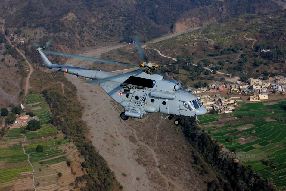 Trực thăng Mi-17V5 được thiết kế để vận chuyển hàng hóa và máy móc có khối lượng lên tới 4 tấn cũng như được duy trì khả năng tấn công mục tiêu mặt đất bằng rocket và pháo. Mời độc giả xem thêm video: Rơi trực thăng của Không quân Ấn Độ, 7 quân nhân thiệt mạng hồi năm 2014 (Nguồn: VTC14)