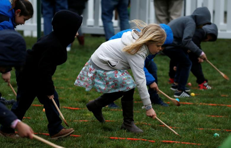 Các em nhỏ tham gia vào cuộc thi lăn trứng Phục sinh tại bãi cỏ phía Nam của Nhà Trắng.