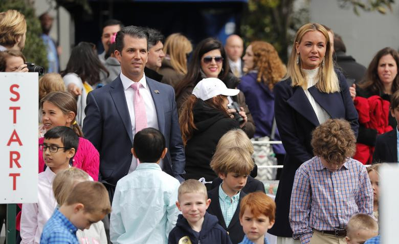 Donald Trump Jr., con trai cả của Tổng thống Trump, đứng gần vợ, Vanessa, trong dịp Lễ Phục sinh năm nay. Được biết, Vanessa gần đây đã đệ đơn ly dị chồng.