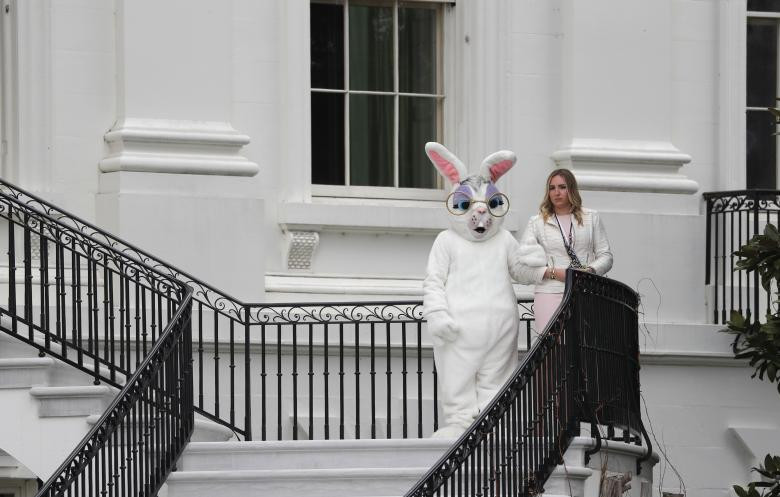 Chú thỏ Phục sinh đứng cạnh một trợ lý Nhà Trắng ở khu vực bãi cỏ phía Nam.