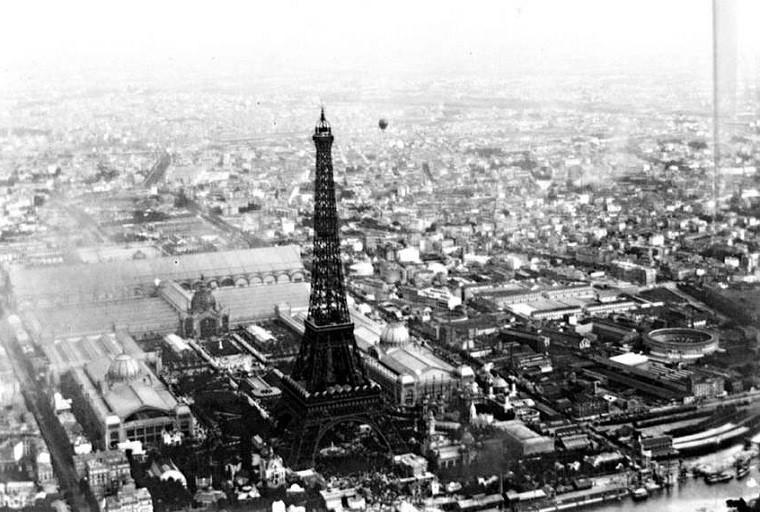 Tháp Eiffel ở thủ đô Paris, Pháp, là trung tâm của bức ảnh chụp năm 1889.