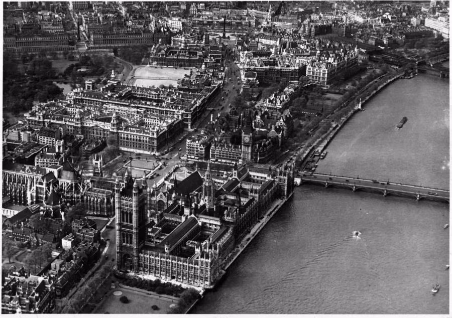 Cung điện Westminster và Tháp đồng hồ Big Ben nằm bên bờ sông Thames ở thủ đô London, Anh, vào khoảng năm 1900.