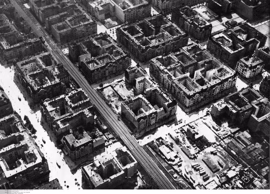 Các tòa nhà chung cư ở thủ đô Berlin, Đức, nhìn từ trên cao vào khoảng năm 1900.