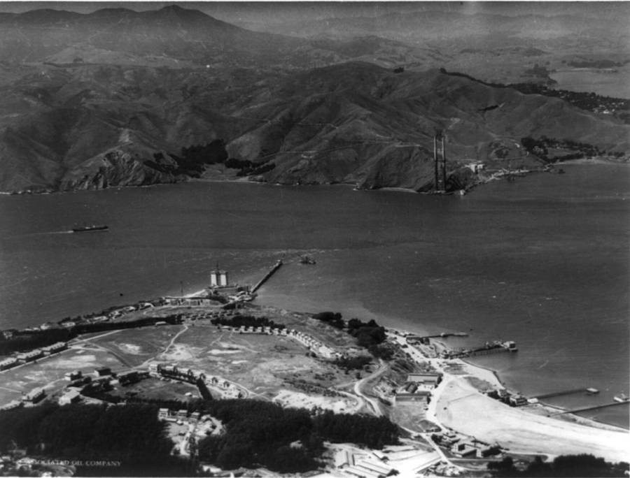 Những phần đầu tiên của cây cầu Cổng Vàng chưa hoàn thành nằm dọc theo bờ biển San Francisco (Mỹ) năm 1934.