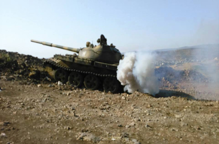 Theo Al Masdar News ngày 24/4, Quân đội Syria và lực lượng đồng minh đã mở cuộc tấn công dữ dội nhằm vào căn cứ của phiến quân IS tại quận Al-Qadam, Nam Damascus, và chọc thủng tuyến phòng thủ của nhóm khủng bố này ở hành lang phía đông nam Hajar al-Aswad. Ảnh: AMN.