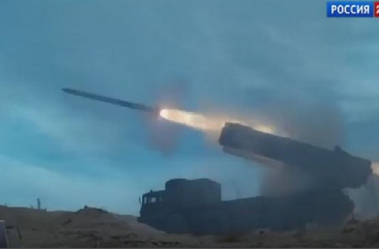 Cụ thể, các đơn vị pháo binh của Quân chính phủ Damascus đã oanh kích nhiều căn cứ chiến thuật của nhóm phiến quân bên trong và xung quanh các thị trấn Al-Latamenah, Kafr Zita và Zakat, miền Bắc Hama. Ảnh: AMN.