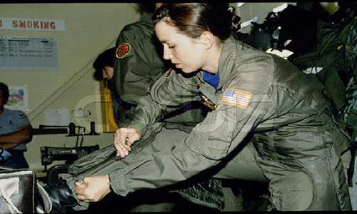 Nữ cơ trưởng Tammie Jo Shults từng lái chiến đấu cơ trong lực lượng Hải quân Mỹ.