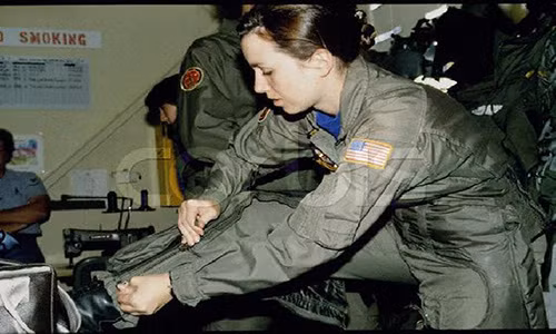 Nữ cơ trưởng Tammie Jo Shults từng lái chiến đấu cơ trong lực lượng Hải quân Mỹ.