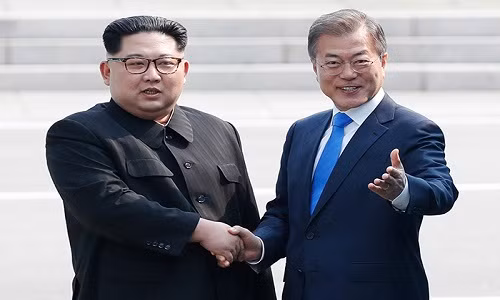 Tổng thống Hàn Quốc Moon Jae-in bắt tay nhà lãnh đạo Triều Tiên Kim Jong-un ngày 27/4. Ảnh: Korea.net.