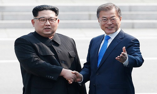 Tổng thống Hàn Quốc Moon Jae-in bắt tay nhà lãnh đạo Triều Tiên Kim Jong-un ngày 27/4. Ảnh: Korea.net.