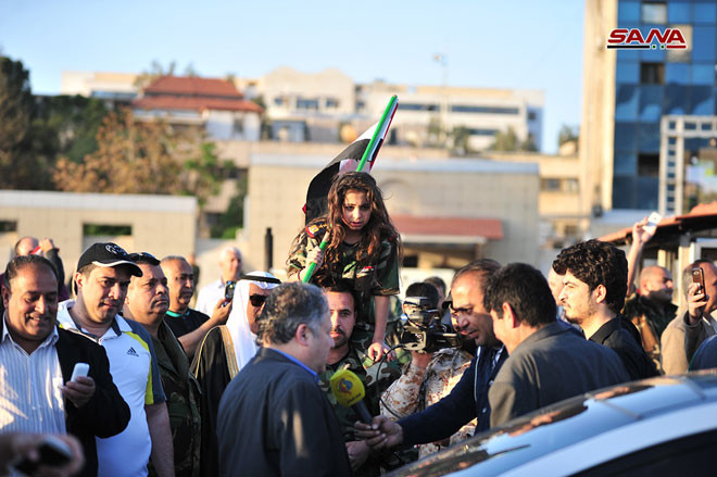 Người dân Syria tập trung tại một địa điểm ở thủ đô Damascus. Phóng viên SANA xác nhận cuộc sống ở Damascus vẫn diễn ra bình thường. Ảnh: Sana.